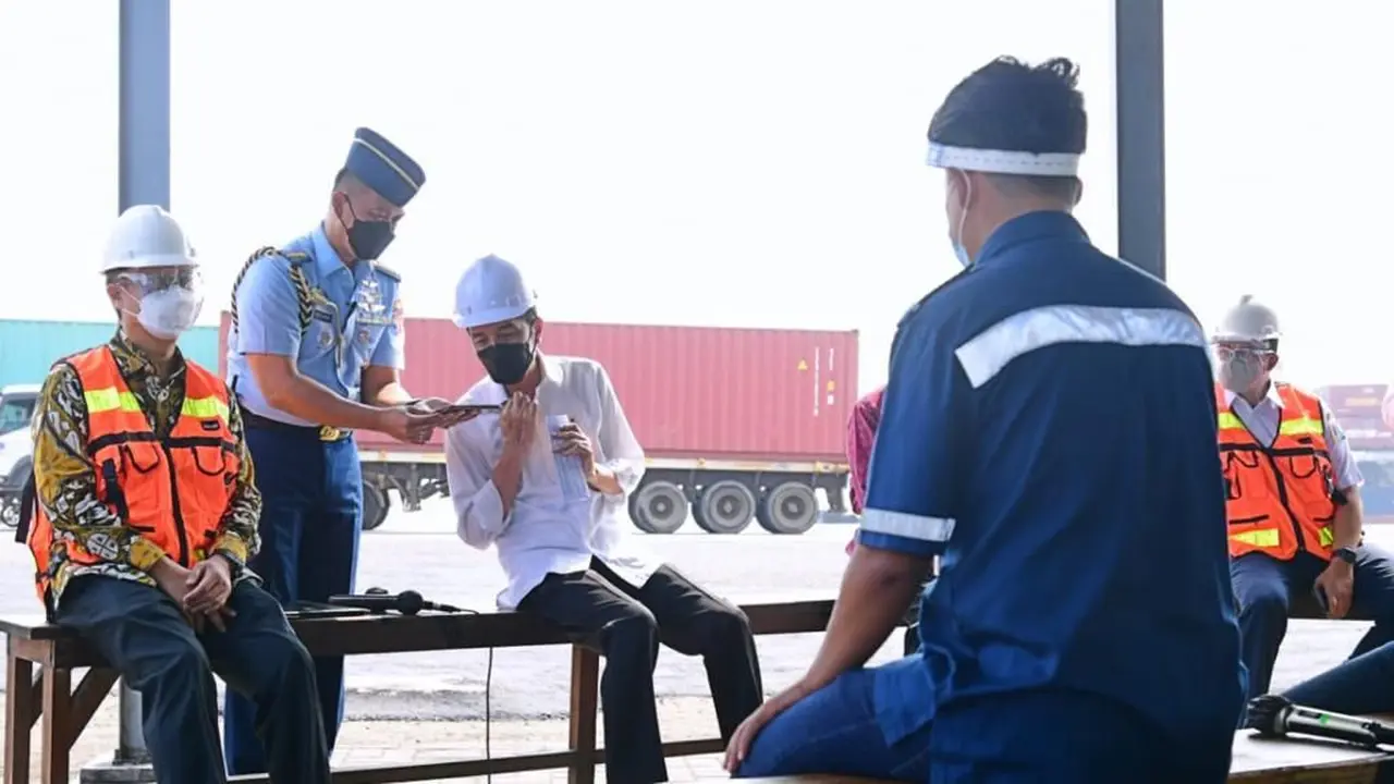 Presiden Joko Widodo (Jokowi) Mengunjungi Terminal Peti Kemas Koja, Kamis (10/6/ 2021). (Foto: Muchlis Jr - Biro Pers Sekretariat Presiden)