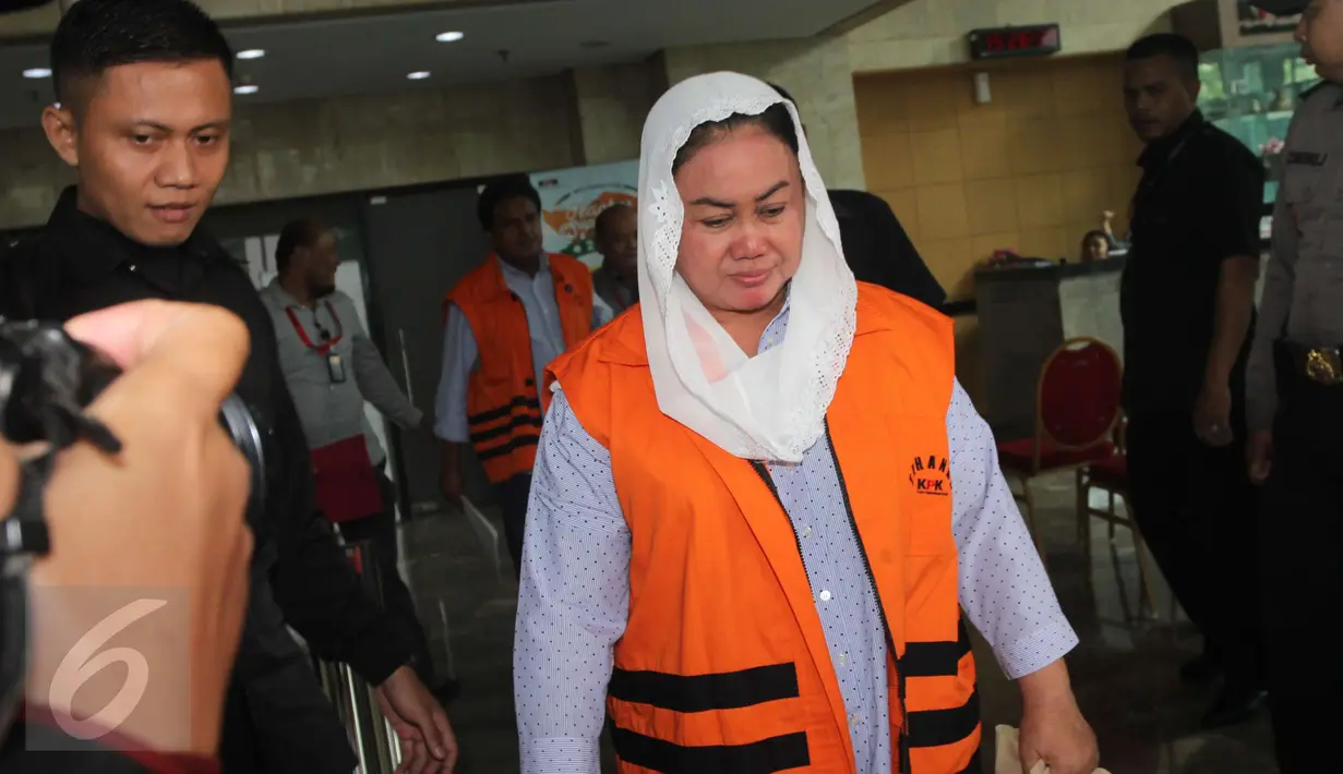 Bupati Klaten nonaktif, Sri Hartini diperiksa sebagai saksi dengan tersangka Suramlan untuk kasus dugaan suap terkait promosi dan mutasi jabatan di lingkungan Kabupaten Klaten, Jakarta, Rabu (11/1). (Liputan6.com/Helmi Afandi)