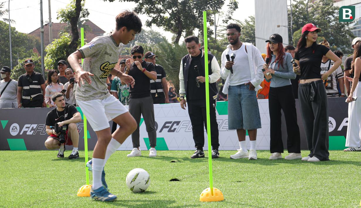 Para talenta muda Bekasi menunjukan kemampuannya dalam mengolah si kulit bundar di depan Daniel Sturridge pada acara Second Chance yang berkolabolasi dengan EA FC Mobile di Plaza dan Stadion Patriot Candrabhaga, Kota Bekasi, Minggu (29/3/2026) pagi. (Bola.com/Abdul Aziz)