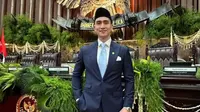 7 Potret Verrell Bramasta Berbalut Setelan Jas sebagai anggota DPR RI, Menawan Curi Perhatian