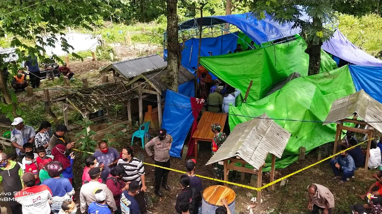 Polisi membongkar makam pria asal Rembang yang meninggal misterius. (Ahmad Adirin/Liputan6.com)