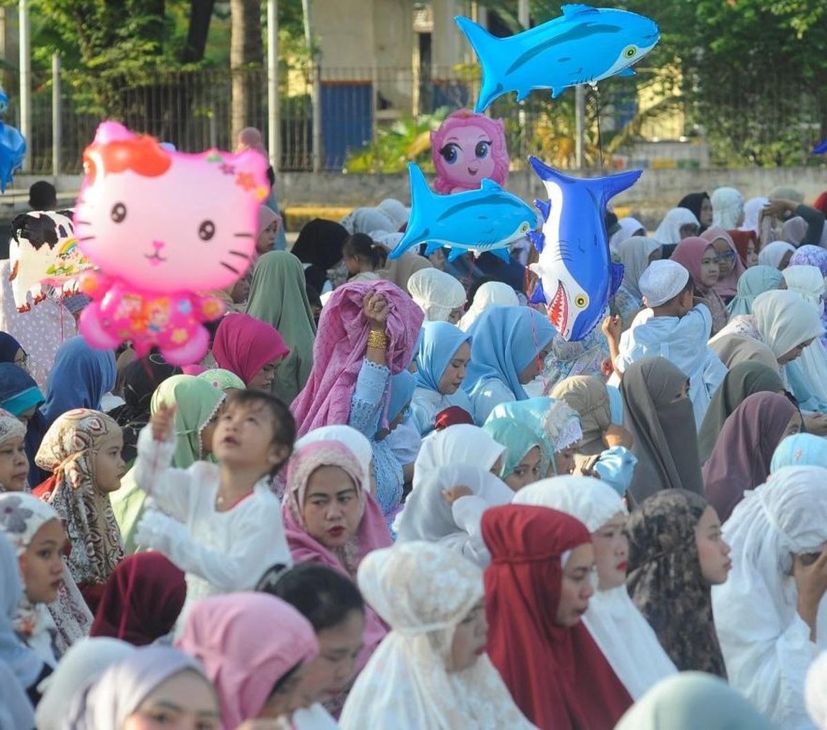 Umat muslim tampak bersuka cita dalam perayaan salat Idulfitri dengan khidmat di pelabuhan Sunda kelapa, Jakarta, Rabu (10/4/2024). Foto: merdeka.com / Arie Basuki