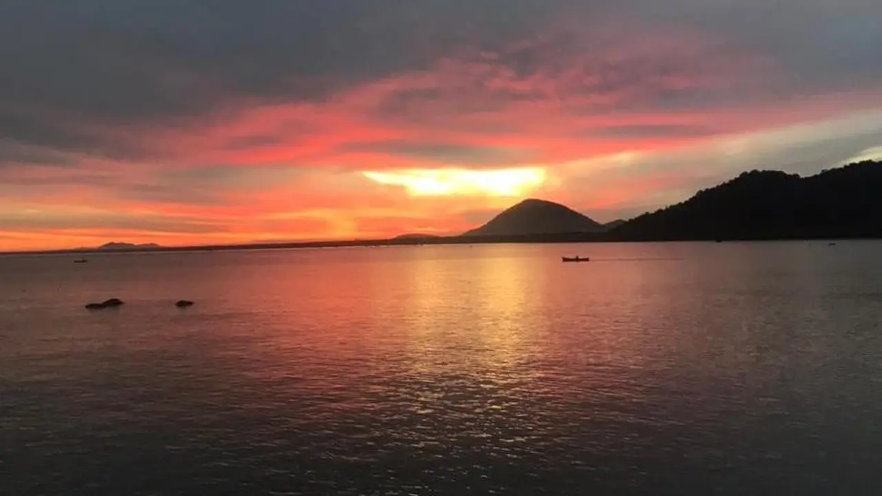 Semburat senja di Pantai Batu Burung, Singkawang. (Foto: Liputan6.com/Aceng Mukaram)