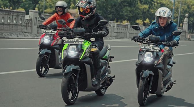 Kombinasi lampu depan LED dengan Daytime Running Light yang terang dan awet.