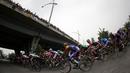 Penonton memenuhi jembatan di atas sebuah jalan saat pebalap sepeda berlomba dalam Etape 2 Tour de Singkarak 2015 dari Padang Pariaman menuju Solok, Sumatra Barat, Minggu (4/10/2015). (Bola.com/Arief Bagus)