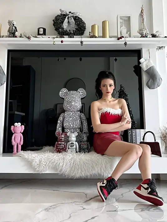 Kerap tampil stylish, wanita kelahiran 20 Agustus 1990 ini gemar mengunggah potretnya saat tampil dalam momen-momen tertentu sesuai tema. Seperti saat Natal, ia pun tampil dengan busana merah dengan lipstik serta sneakers merah Nike. (Liputan6.com/IG/@tamaradai)