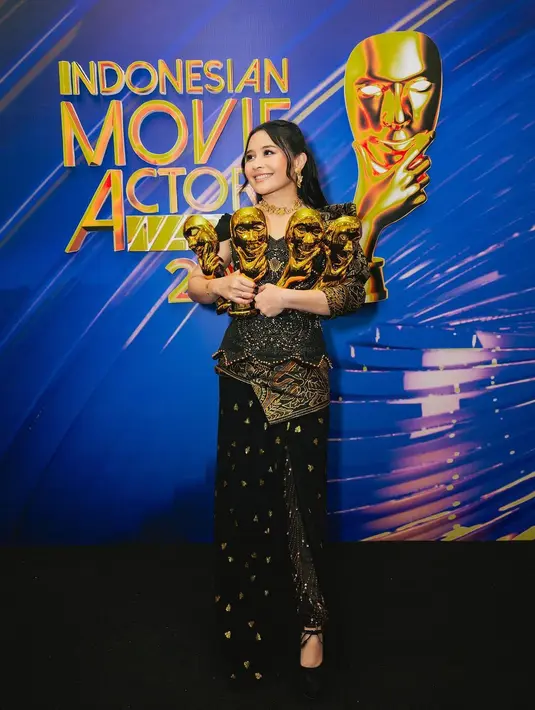 Gaun ini menampilkan sentuhan batik prada sebagai sentuhan mahal pada tampilan Prilly. Dipadukan dengan rok hitam panjang yang disematkan aksen keemasan secara acak. [@prillylatuconsina96]