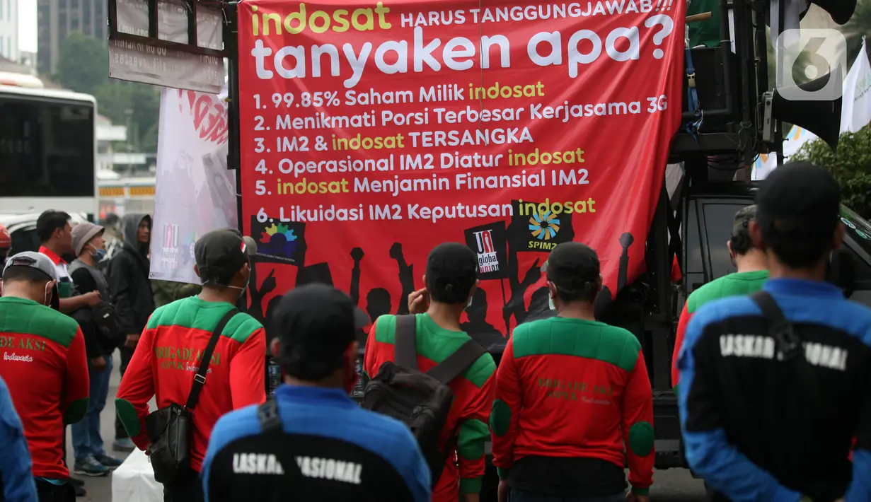 Karyawan IndosatM2 melakukan demonstrasi di depan Gedung PT Indosat, Jalan Merdeka Barat, Jakarta Pusat, Rabu (22/12/2021). Demonstran menuntut PT IndosatM2 untuk bertanggung jawab atas kesinambungan kerja dan hak karyawan. (Liputan6.cm/Johan Tallo)