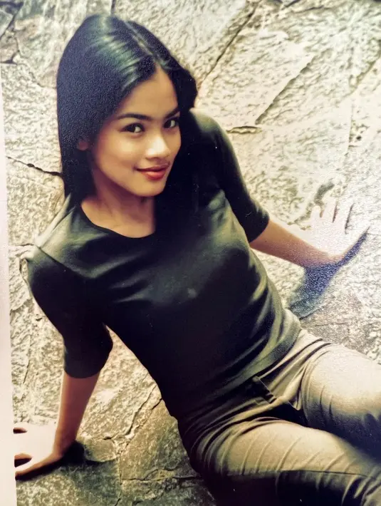 Di awal merintis jadi model, Titi Kamal tampil dengan rambut panjang hitam lurus. [@titi_kamal].