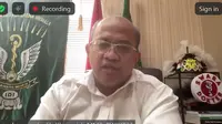 Ketua Umum PB IDI Mohammad Adib bicara soal pemecatan Dekan FK Unair. Adib mengatakan banyak hal yang belum jelas tentang pemecatan sejawat dokter tersebut. (Foto: Tangkapan Layar Media Briefing soal Dokter Asing pada 9 Juli 2024).