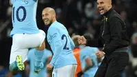 Pelatih Manchester City, Pep Guardiola berselebrasi bersama pemainya usai pertandingan melawan Southampton di Stadion Etihad di Inggris (29/11). City menang 2-1 atas Southampton. (AP Photo/Rui Vieira)