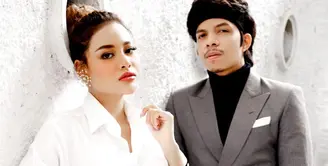 Aurel Hermansyah akhirnya resmi menjadi istri dari Atta Halilintar. Sabtu, 3 April 2021, prosesi akad nikah tersebut digelar di kawasan Setia Budi, Jakarta. Disiarkan secara Live di salah satu stasiun Tv swasta yang dipandu Ayu Dewi dan Raffi Ahmad. (Instagram/attahalilintar)