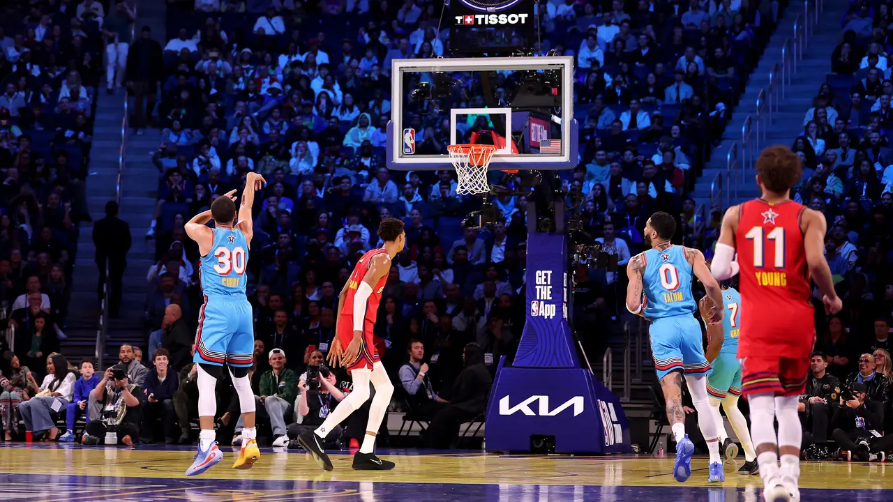 Stephen Curry memasukkan tembakan tiga angka di NBA All-Star 2025