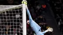 Kiper Torino, Vanja Milinkovic Savic beraksi menyelamatkan bola saat bertanding melawan AC Milan pada pertandingan babak 16 besar Coppa Italia di Stadion San Siro di Milan, Italia, Kamis (12/1/2023). Torino menang tipis atas AC Milan dengan skor 1-0 berkat gol Michel Adopo di perpanjangan waktu. (Marco Alpozzi/LaPresse via AP)