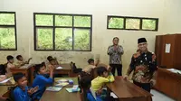 Wamendikdasmen Atip Sidak ke Sekolah Rusak di Garut, Sebut Akan Jadi Prioritas Renovasi