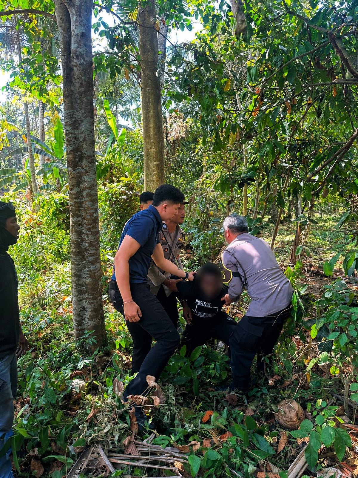 Petugas Imigrasi Tabanan saat mengamankan seorang pria WN Nigeria di Desa Bantas, Kecamatan Slemadeg Timur, Kabupaten Tabanan, Bali. (Dokumen Humas Imigrasi Tabanan).