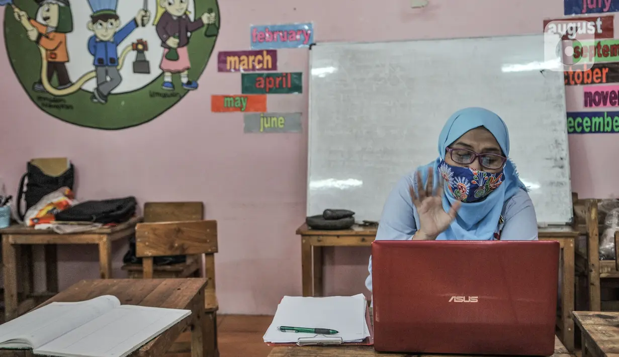 Pendidik membimbing murid saat kelas sentra seni secara virtual di PAUD Cempaka, Jakarta, Senin (23/11/2020). Selama Covid-19, kegiatan belajar virtual melalui kelas sentra atau praktik digelar guna meningkatkan kreativitas dan daya tangkap meski belajar dari rumah. (merdeka.com/Iqbal S Nugroho)