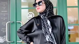 Empat tahun berselang, tepatnya di tahun 2015, Delia Septianti akhirnya hijrah dan memakai hijab. (FOTO: instagram.com/deliaseptianti/)