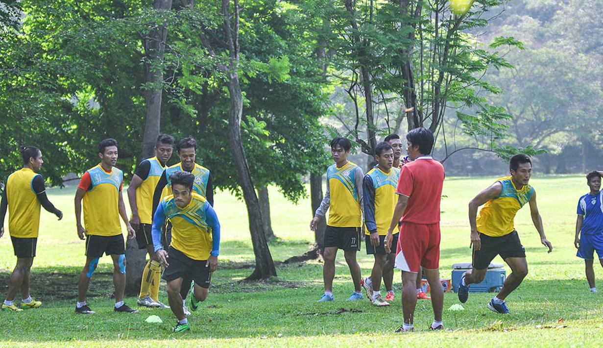 Namun sayang pada latihan itu ada 12 pemain Sing Edan yang absen karena libur akhir tahun. (Bola.com/Kevin Setiawan)