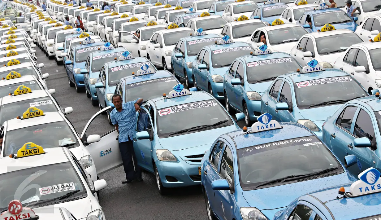 Ratusan taksi parkir di sepanjang silang Monas, Jakarta, (14/3). Mereka menuntut pemerintah menutup transportasi berbasis online yang tidak sesuai dengan Undang-Undang (UU) Nomor 2 Tahun 2009 tentang Lalu Lintas. (Liputan6.com/Immanuel Antonius)