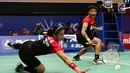 Ganda Putri Indonesia, Greysia Polii/Apriyani Rahayu terjatuh saat melawan Chae Yoo Jung/Kim So Yeong (Korsel) di Babak 32 Besar Indonesia Open 2017, Jakarta, Rabu (14/6). Greysia/Rahayu unggul 15-21. 21-23, 21-14. (Liputan6.com/Helmi Fithriansyah)