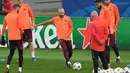 Gelandang Barcelona, Andres Iniesta (tengah) bersama rekan-rekannya mengikuti sesi latihan tim di Stadion Olimpiade, Italia (9/4). Pada leg pertama Barcelona menang telak atas AS Roma 4-1 di Nou Camp. (AFP Photo/Gen Lluis)