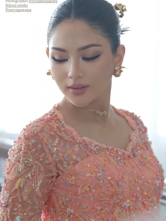 Wajah Jessica Mila dipulas oleh MUA Franky Wu dengan soft glam look bernuansa kecokelatan. Senada dengan kebaya yang dikenakan Jessica Mila [@itsfrankywu]
