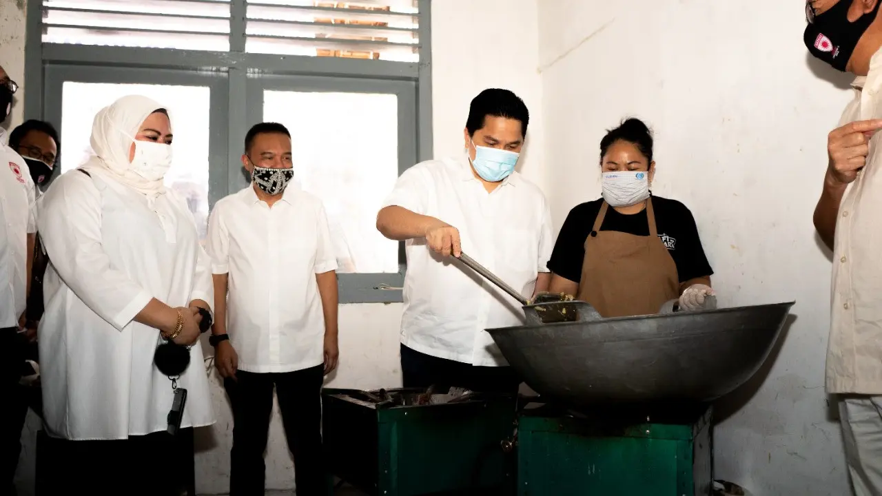 Menteri BUMN Erick Thohir meninjau salah satu dapur umum dari 10 titik dapur yang ada di Jakarta.