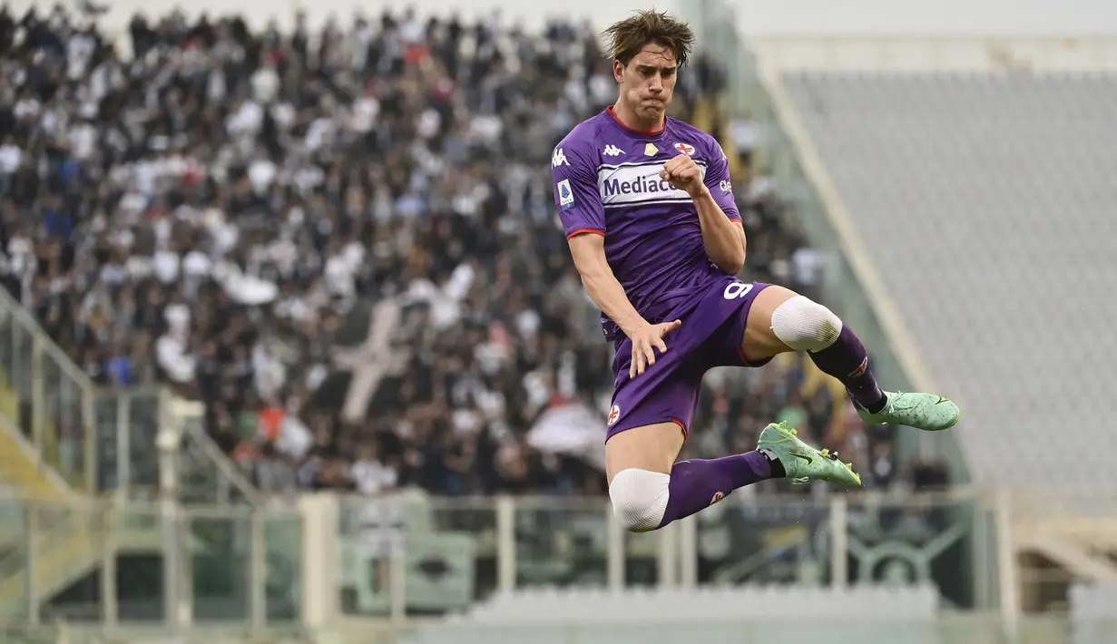 Pemain lain yang tak kalah subur adalah Dusan Vlahovic. Hattrick-nya ke gawang Spezia, membuat dirinya juga mengoleksi 8 gol hingga pekan ke-11 Liga Italia musim ini. Selain itu, Vlahovic juga sukses memecehkan rekor gol Gabreil Bautista di Fiorentina. (La Presse via AP/Massimo Paolone)