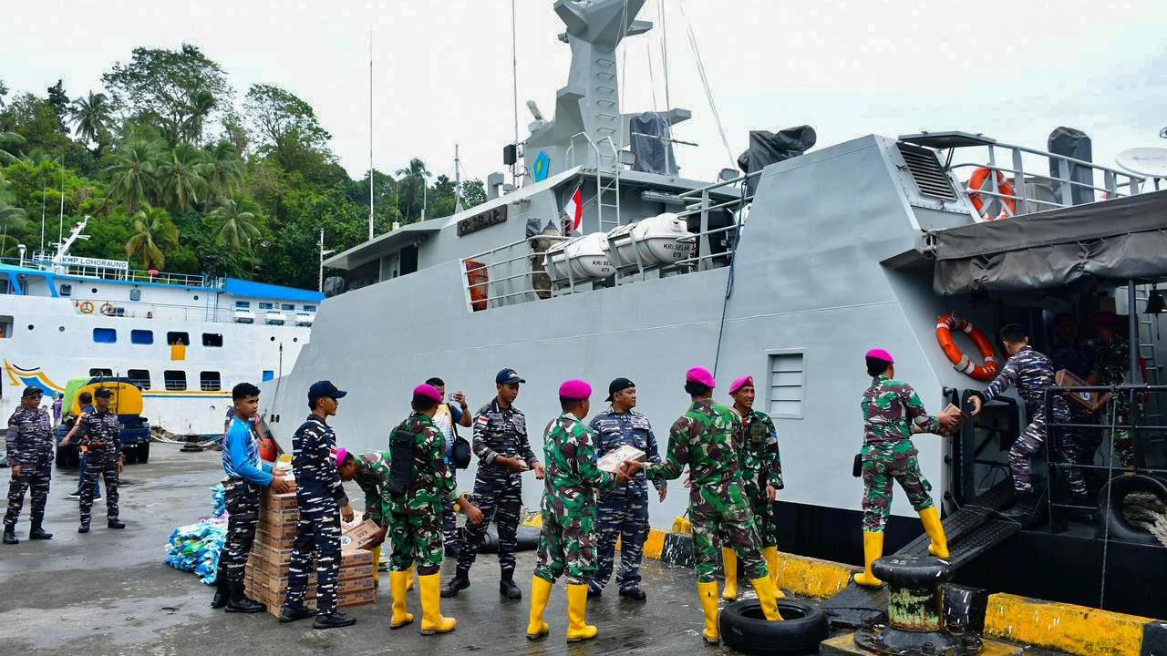 FOTO: TNI AL Salurkan Bantuan Logistik Pascabencana di Kepulauan Sitaro