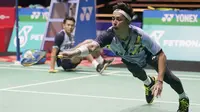 Pebulu tangkis ganda putra Indonesia, Muhammad Rian Ardianto (kanan) berusaha membalikkan shuttlekok dari pasangan China dalam babak final Malaysia Open 2023 di Axiata Arena, Kuala Lumpur, Minggu (15/1/2023). Fajar/Rian pun berhasil menang dan meraih titel juara Malaysia Open 2023 dengan kemenangan 21-18, 18-21, 21-13. (AP Photo/Kien Huo)