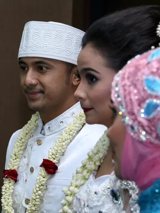 Senyum kebahagiaan Hengky Kurniawan dan Sonya Fatmala saat akad nikah. (Galih W. Satria/bintang.com)