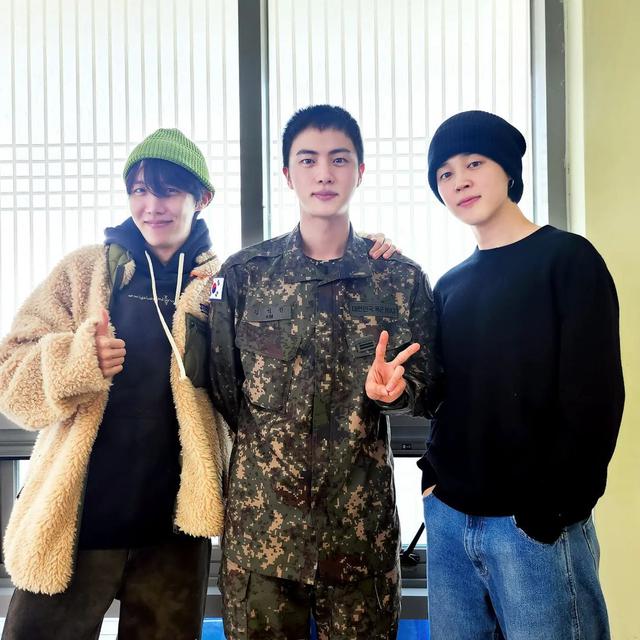Jin BTS Unggah Foto Diapit Jimin dan J-Hope, Raih Lebih dari 1 Juta Likes dalam 30 Menit