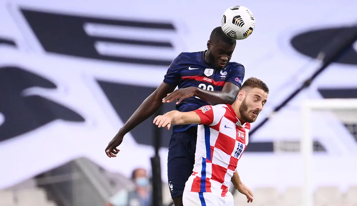 Bek timnas Prancis, Dayot Upamecano menyundul bola di atas gelandang timnas Kroasia, Nikola Vlasic dalam laga lanjutan UEFA Nations League Liga 1 Grup C di Saint-Denis, Rabu (9/9/2020) dini hari WIB. Sempat tertinggal duluan, Timnas Prancis menang dengan skor 4-2 atas Kroasia. (FRANCK FIFE / AFP)