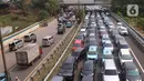 Sejumlah kendaraan terjebak kemacetan panjang di tol yang mengarah ke Bandara Soekarno-Hatta (Soetta), Tangerang, Banten, Selasa (10/11/2020). Kemacetan terjadi karena adanya penyambutan kepulangan pimipinan Front Pembela Islam (FPI) Rizieq Shihab. (Liputan6.com/Angga Yuniar)
