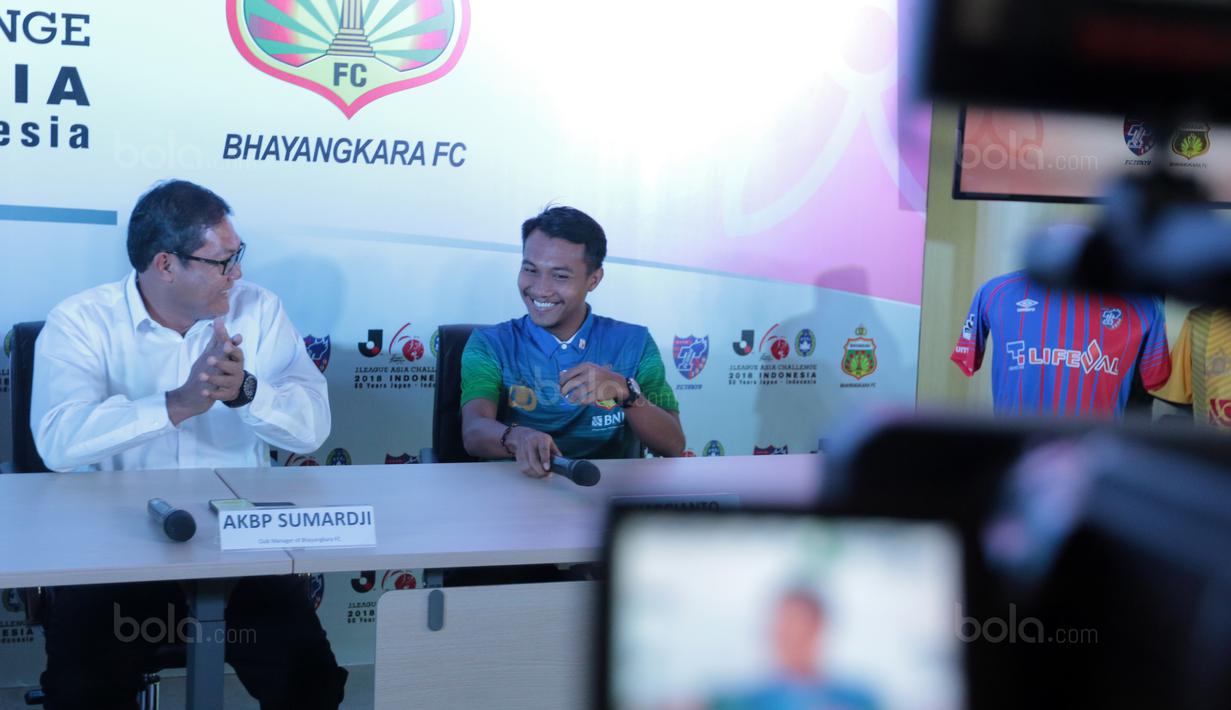 Pemain Bhayangkara FC, Hargianto hadir saat pertemuan bersama J-League di Kantor PSSI, Jakarta, (16/1/20180. Pertemuan ini membahas J-League Asia Challenge 2018. (Bola.com/Nicklas Hanoatubun)
