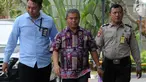 Petugas Pemeriksa Pajak Wilayah Maluku-Papua Sulimin Ratmin (batik), yang diamankan oleh KPK dalam OTT di Ambon, tiba untuk pemeriksaan di Jakarta, Kamis (4/10). KPK melakukan OTT terkait dengan pengurangan pembayaran pajak. (Merdeka.com/Dwi Narwoko)