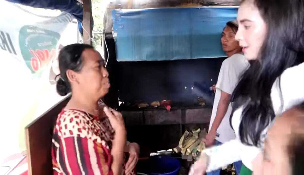 Seperti belum lama ini, saat ada tugas di daerah Probolinggo, Arumi berangkat lebih awal untuk kuliner terlebih dulu. Arumi dan putrinya makan siang dengan ikan asap  yang sempat populer. Sebelum pesan, perempuan tiga orang anak itu langsung melihat proses ikan asap  di dapur. [Youtube/Arumi Bachsin]