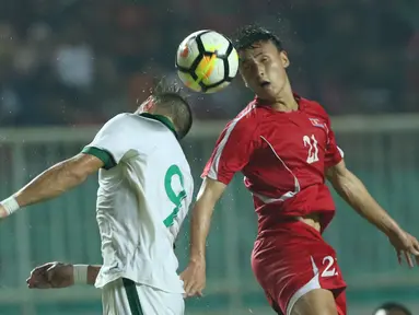 Pemain depan Indonesia U-23, Ilija Spasojevic (kiri) berebut bola atas dengan pemain Korea Utara, Kim Nam Il pada laga PSSI Anniversary Cup 2018 di Stadion Pakansari, Kab Bogor, Senin (30/4). Babak pertama imbang 0-0. (Liputan6.com/Helmi Fithriansyah)