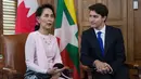 Penasehat negara Myanmar, Aung San Suu Kyi saat berbincang dengan Perdana Menteri Kanada, Justin Trudeau di Ottawa, Ontario, Kanada, (7/6). Suu Kyi merupakan warga kehormatan Kanada. (Adrian Wyld/The Canadian Press via AP)