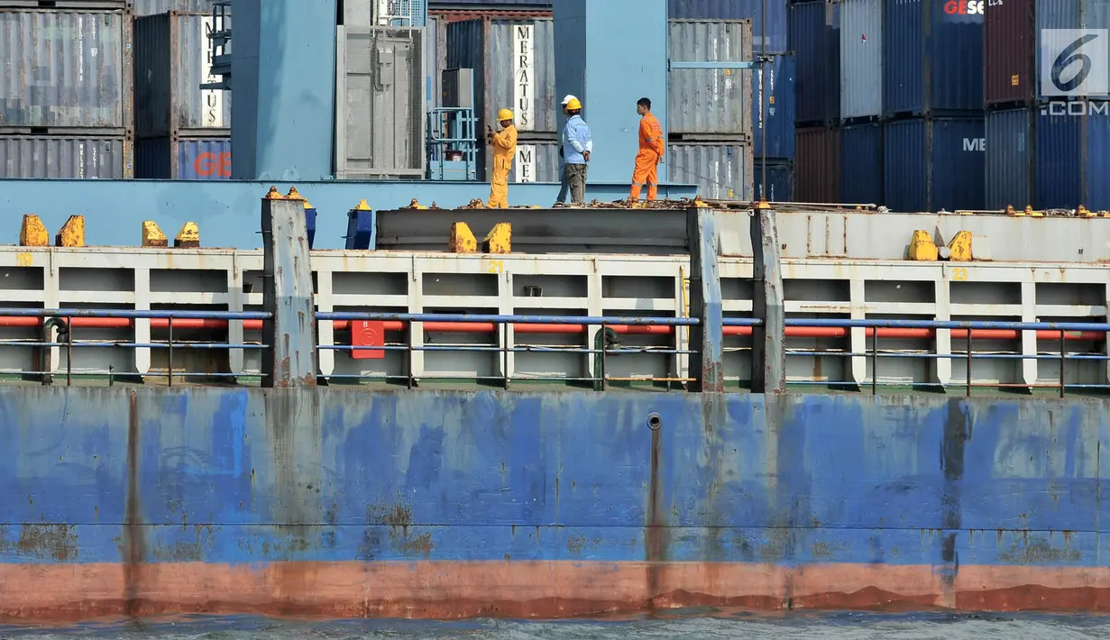 Pekerja beraktivitas di JICT, Tanjung Priok, Jakarta, Selasa (6/11). Berdasarkan data BPS, pertumbuhan ekspor kuartal III/2018 mencapai 7,7 persen, berbanding jauh dengan kuartal III/2017 sebesar 17,26 persen. (Merdeka.com/ Iqbal S. Nugroho)