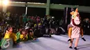 Sejumlah anak-anak melihat penampilan dongeng mengikuti Festival Anak Jujur 2016 di Jakarta, Rabu (31/8). Anak-anak yang berusia 5-12 tahun itu mengikuti Festival Anak Jujur yang digelar KPK dari 31 Agustus dan 1 Juli. (Liputan6.com/Faizal Fanani)