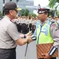 Dinilai sabar menghadapi Dora Natalia yang mengamuk lantaran ditilang, polisi ini dapat penghargaan dari Polda. | via: instagram.com/korlantas