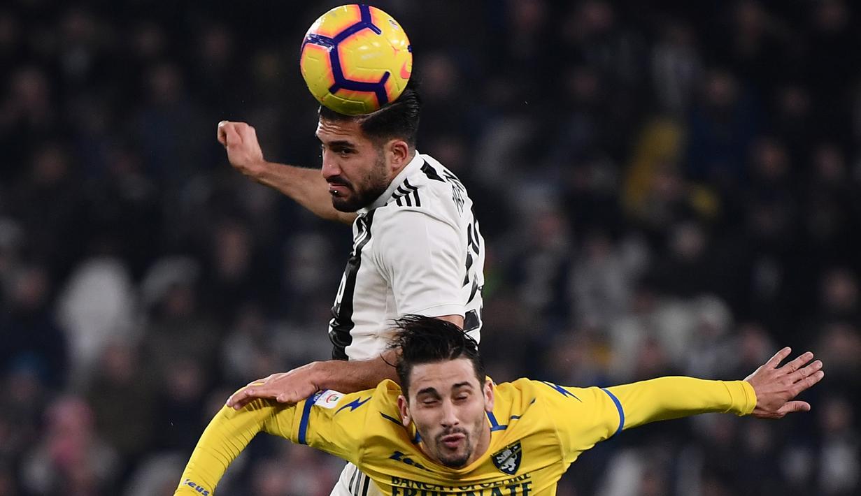 Gelandang Juventus, Emre Can, duel udara dengan pemain Frosinone, Edoardo Goldaniga, pada laga Serie A di Stadion Allianz, Turin, Jumat (15/2). Juventus menang 3-0 atas Frosinone. (AFP/Marco Bertorello)