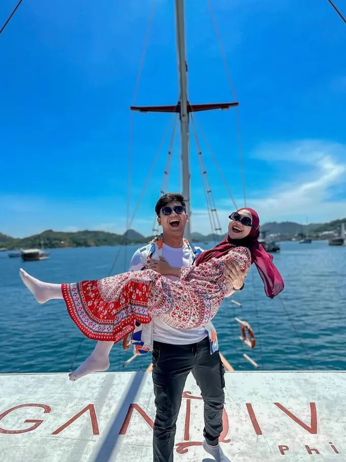 Ria Ricis dan Teuku Ryan Liburan di Labuan Bajo