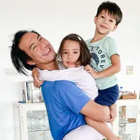 Seperti inilah kebersamaan Daniel Mananta dan kedua anaknya, Mila dan Noam. (Foto: instagram.com/lolagin)