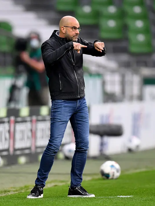 Reaksi pelatih Bayer Leverkusen Peter Bosz saat menyaksikan pemainnya berlaga melawan Werder Bremen dalam pertandingan Bundesliga di Bremen, Jerman, Senin (18/5/2020). Bayer Leverkusen menang 4-1. (Stuart FRANKLIN/POOL/AFP)