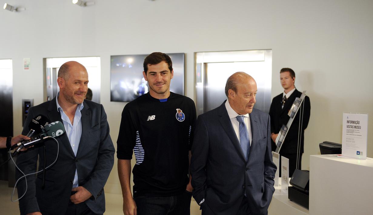 Iker Casillas tiba di FC Porto dan bertemu Presiden Klub, Jorge Pinto da Costa, untuk menandatangani kontrak berdurasi dua tahun. (14/7/2015). (AP Photo/Paulo Duarte)