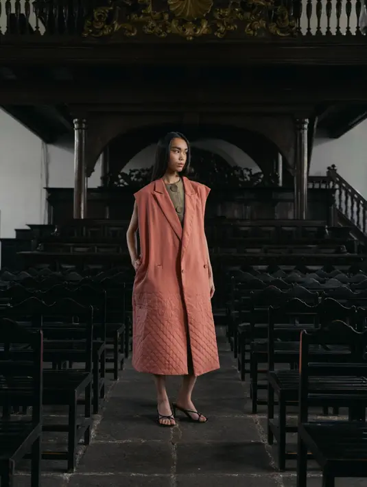 Perpaduan struktur tegas dengan kain yang mengalir membuat busana terlihat elegan sekaligus nyaman dikenakan. [Dok/Sapto Djojokartiko].