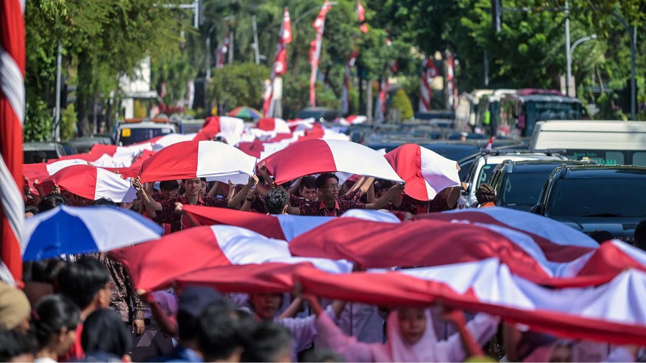 FOTO: Aksi Pelajar Surabaya Bentangkan Merah Putih Hampir 15 Kilometer